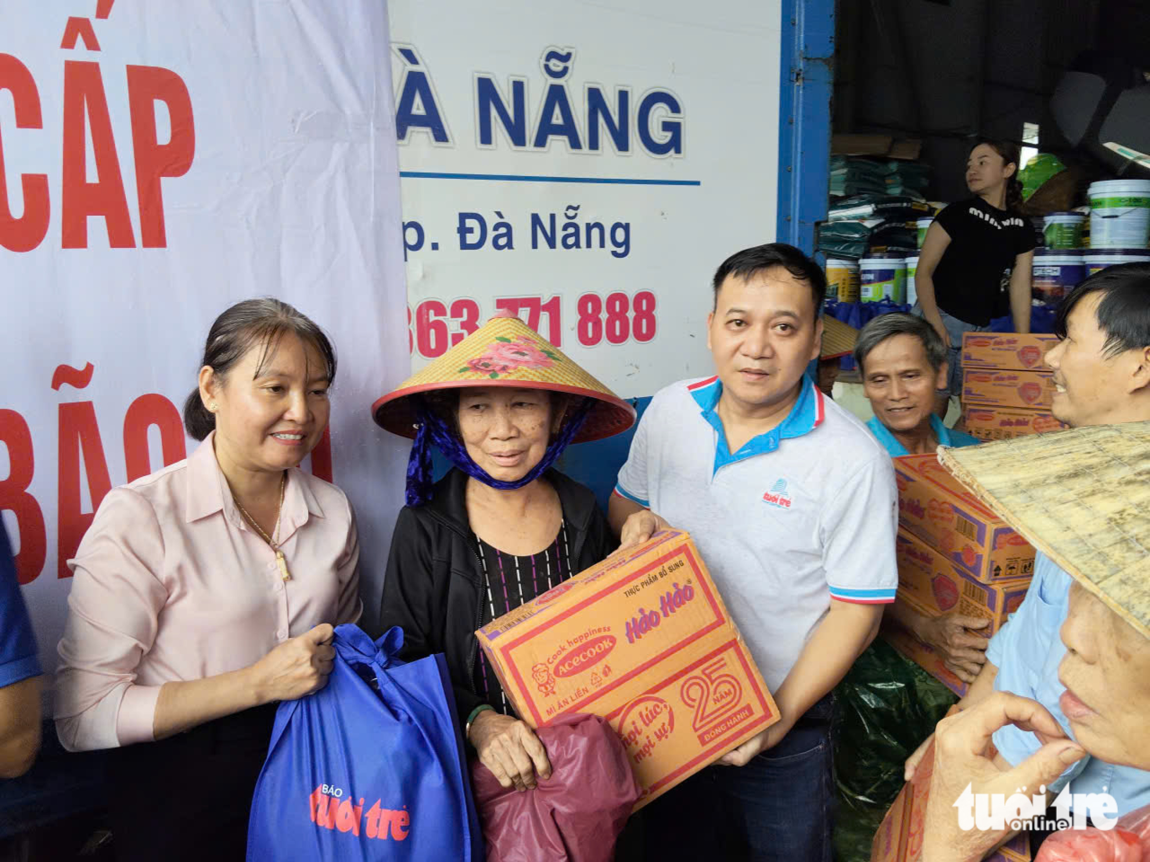 越过山体滑坡,青年报在顺化河上游洪灾中心区进行救援